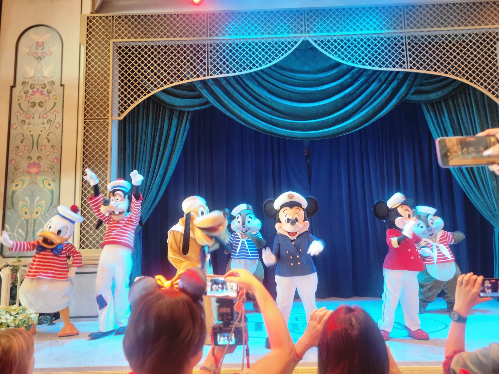 Mickey and friends sailor stage show