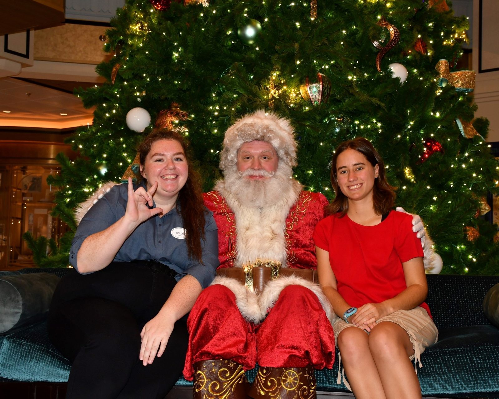 ASL interpreter Kelly, Santa Claus & Lisa at the Christmas tree in the Grand Hall