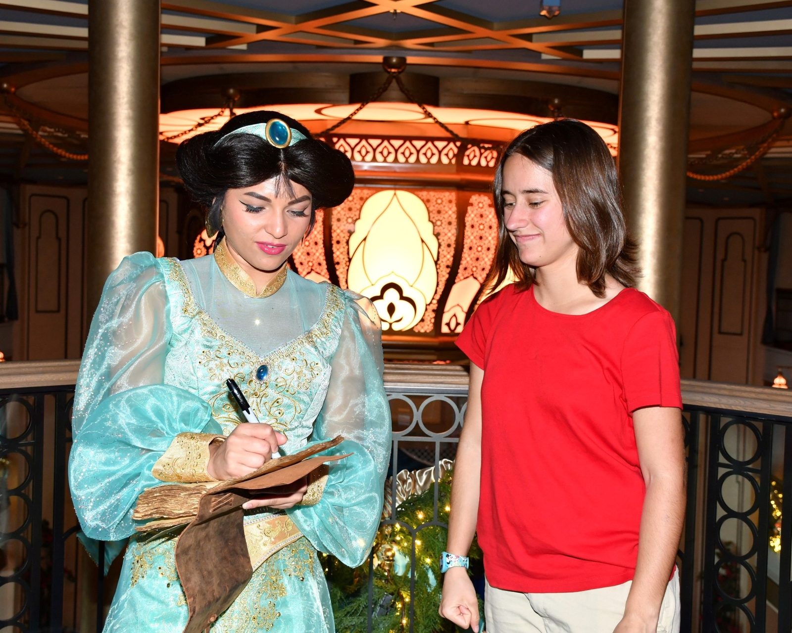 Lisa getting Jasmine's autograph in the Grand Hall