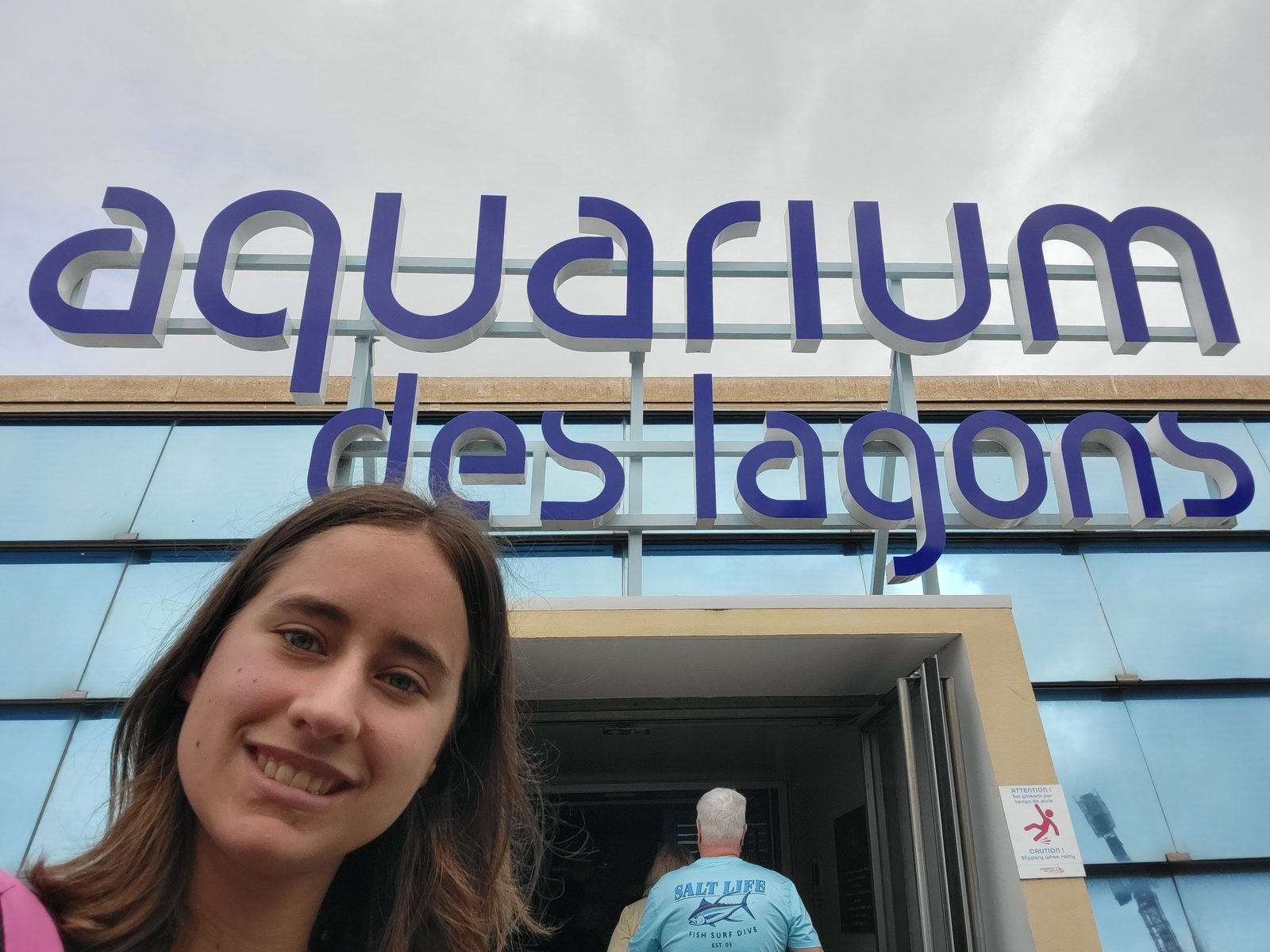 Lisa at the aquarium entrance