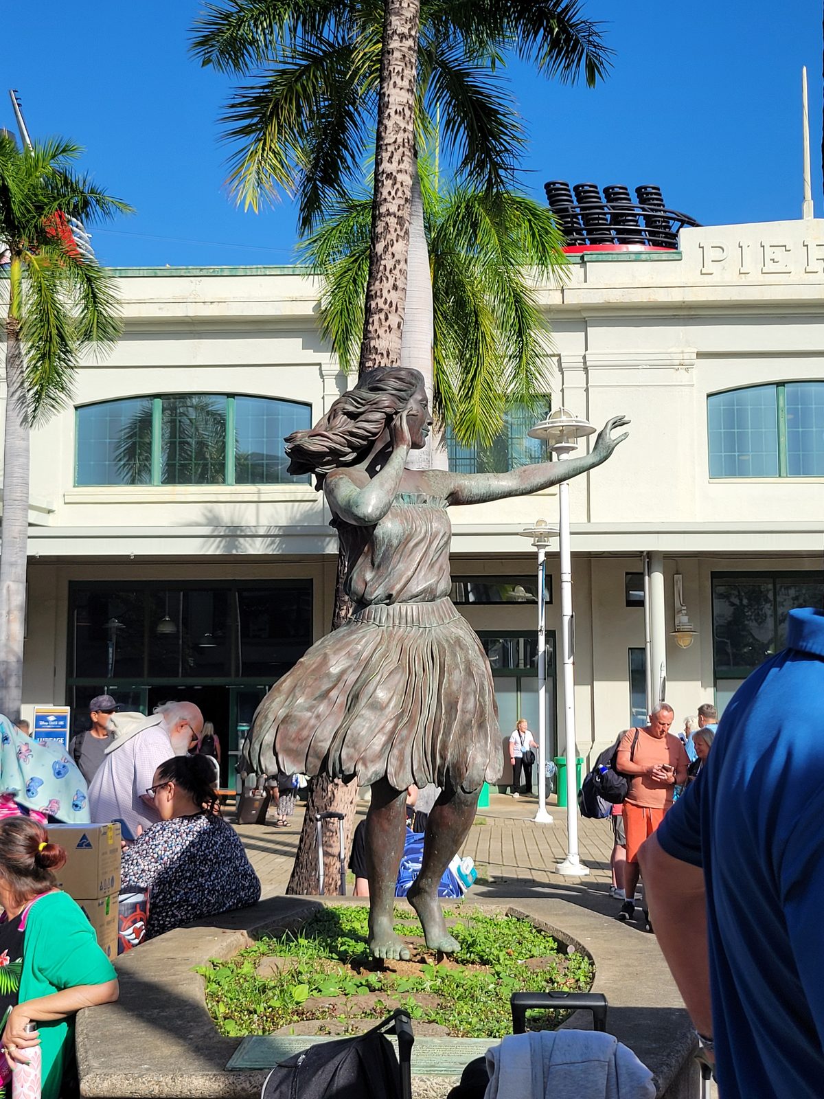 The hula dancer statue near the pier