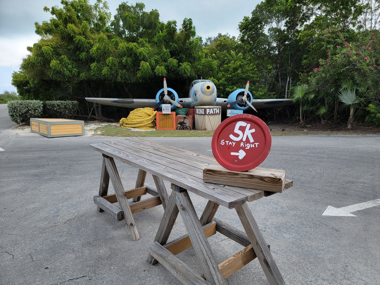 A Stay Right sign on the 5K course
