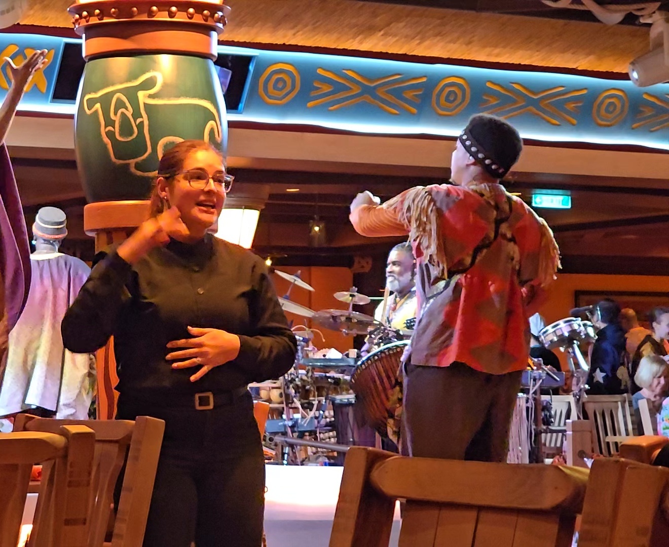 Jenna signs Feast of The Lion King for Lisa at Pride Lands
