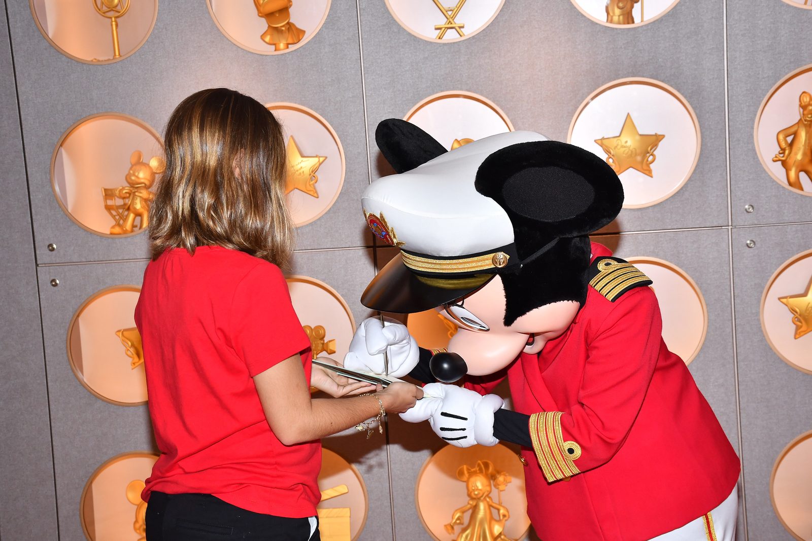 Lisa gets Captain Minnie's autograph