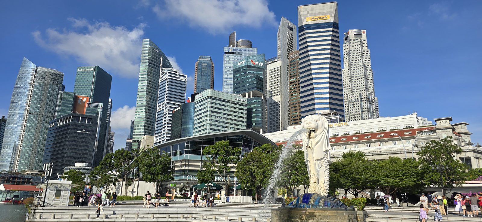 The Merlion and the Singapore skyline