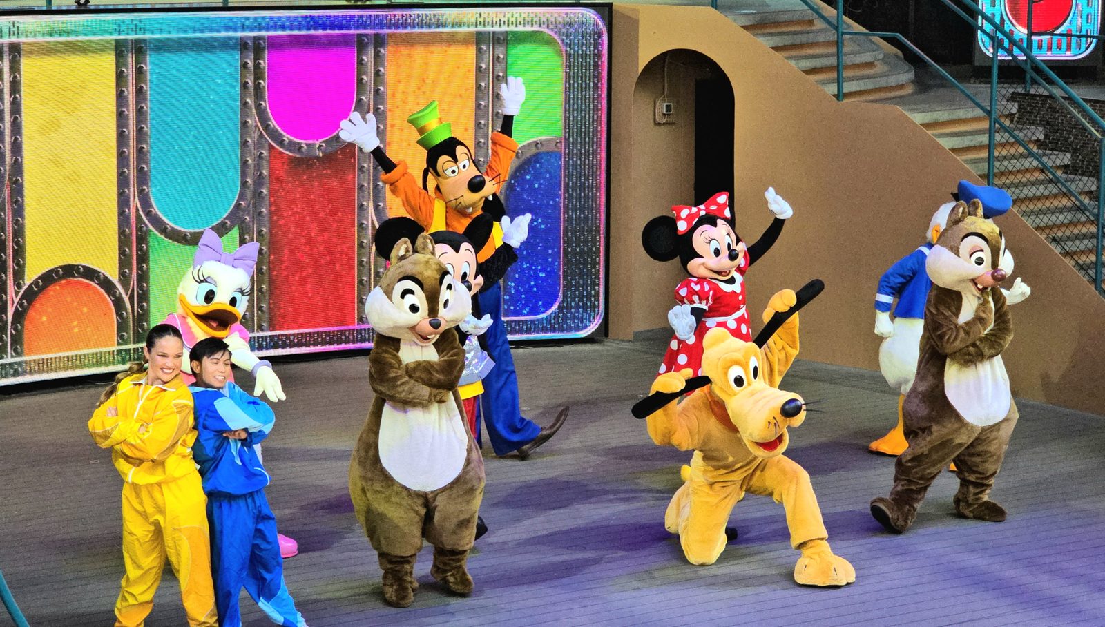 Daisy, Chip 'n' Dale, Goofy, Minnie, Pluto and Donald dance on stage with kids