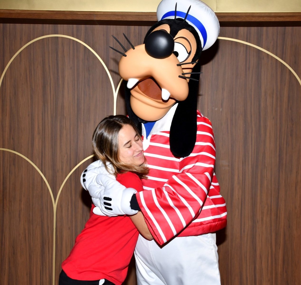 Lisa hugging Goofy in his sailor stripes
