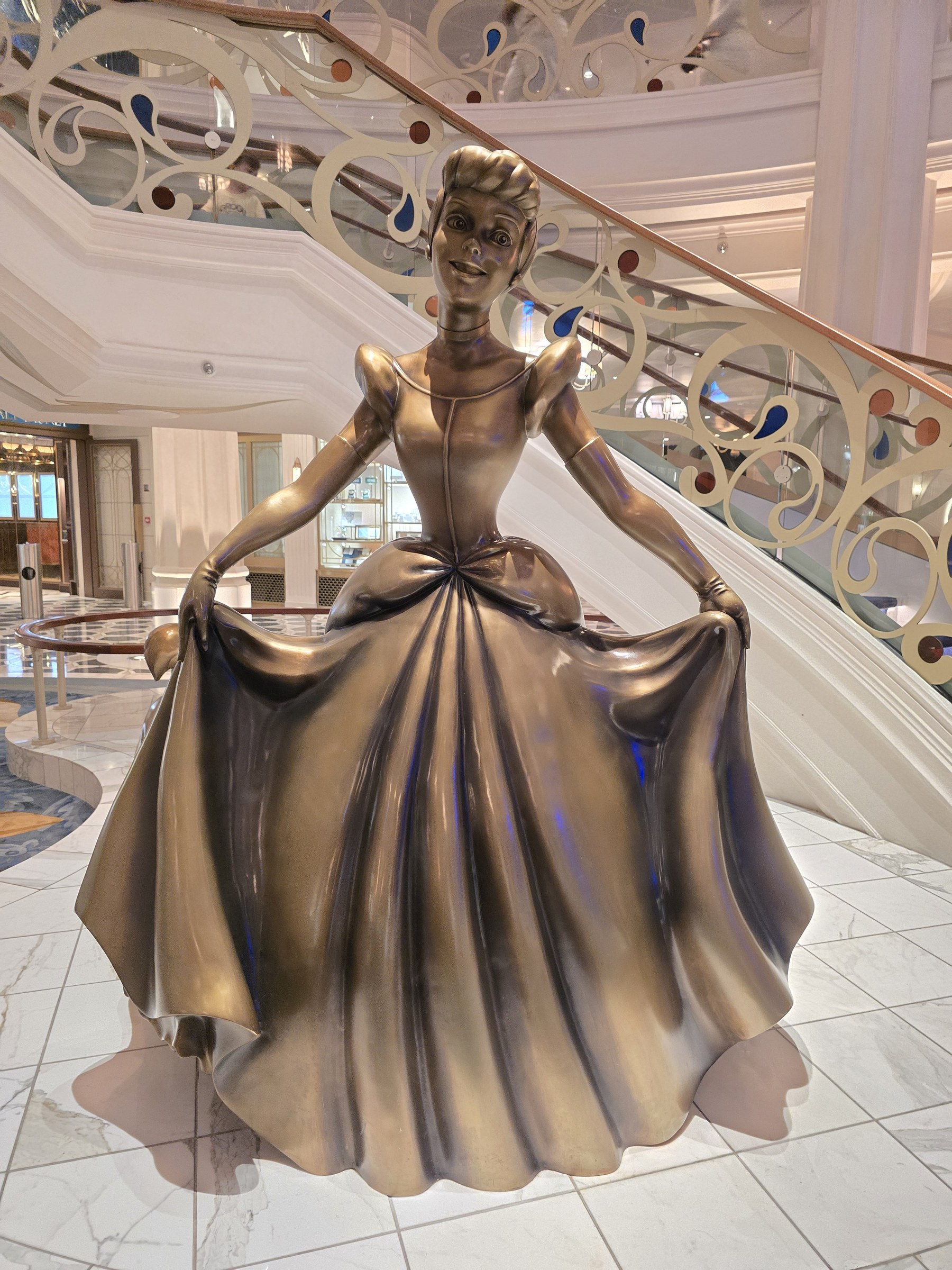 The bronze Cinderella at the foot of the stairs