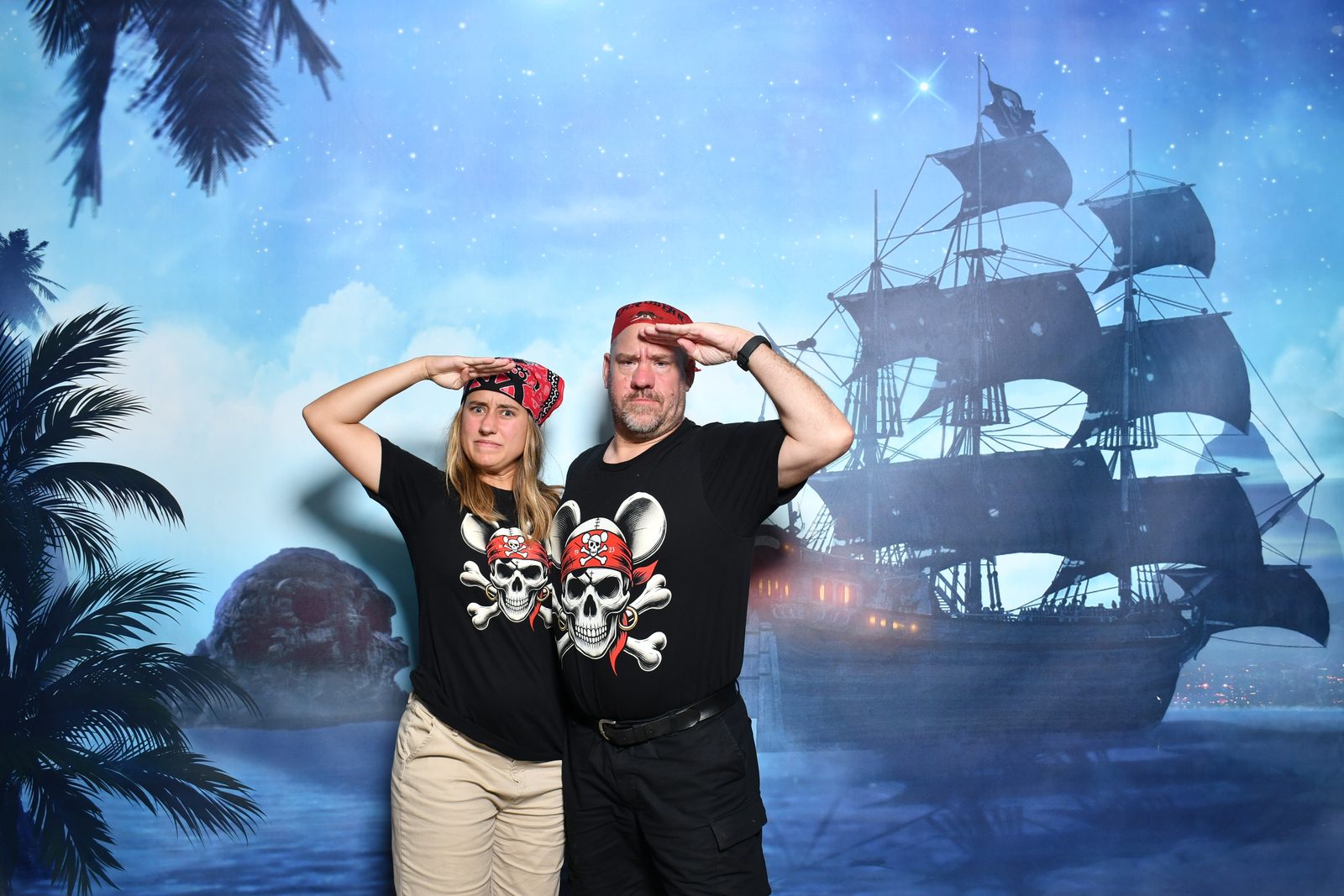 Kathy and Thomas against the pirate ship