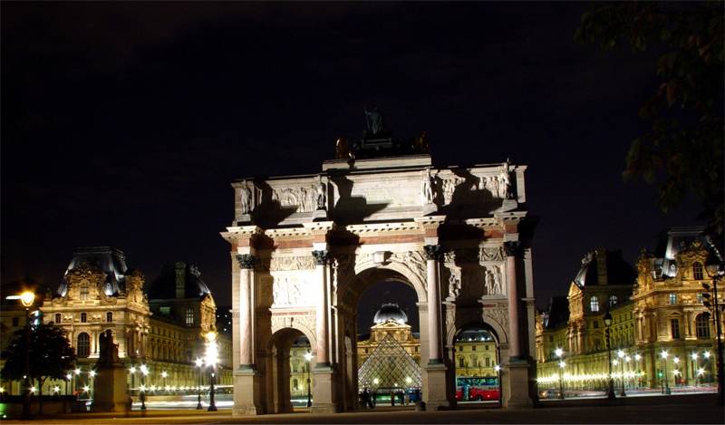 The Arc du Carrousel lit up at night