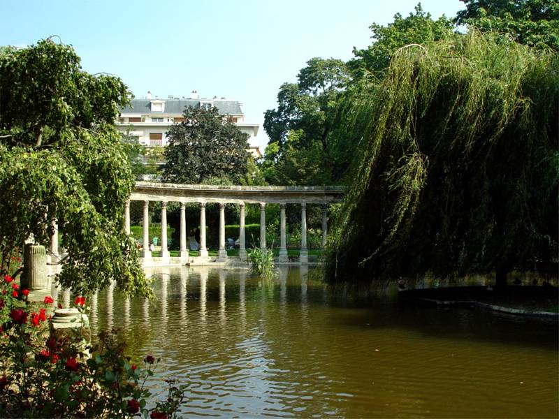 The colonnade at Parc Monceau