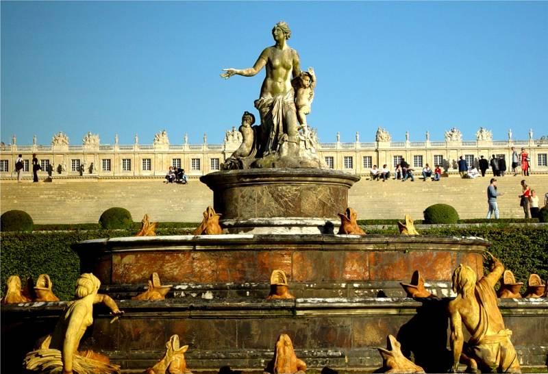 A fountain statue facing the Versailles palace