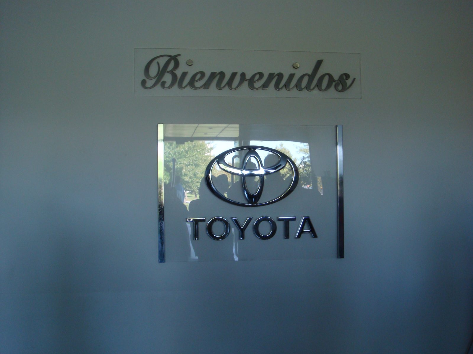 The Bienvenidos Toyota sign at the plant entrance