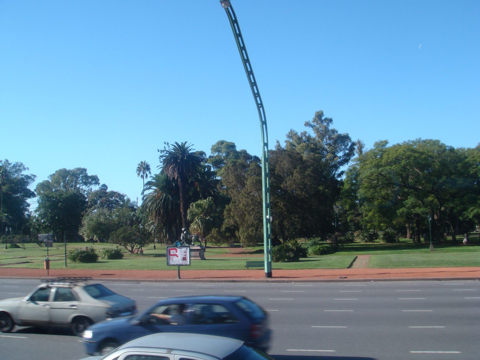 The Monumento de los Españoles rising above the park