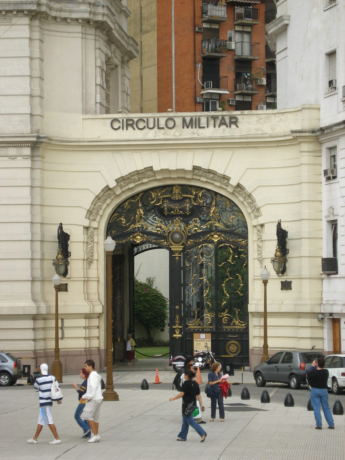 The gate at Círculo Militar