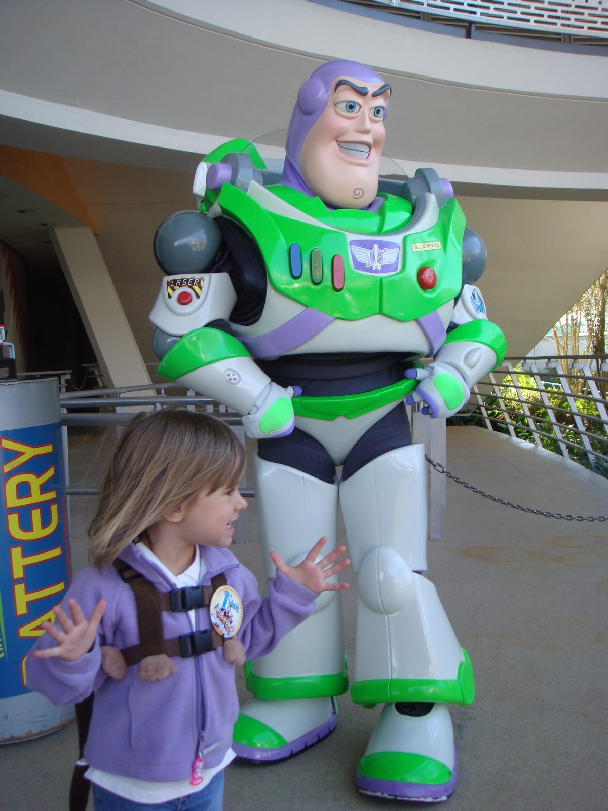 Lisa meets Buzz Lightyear