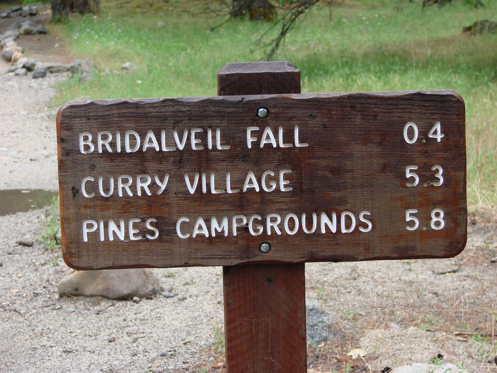 The trail sign to Bridalveil Fall