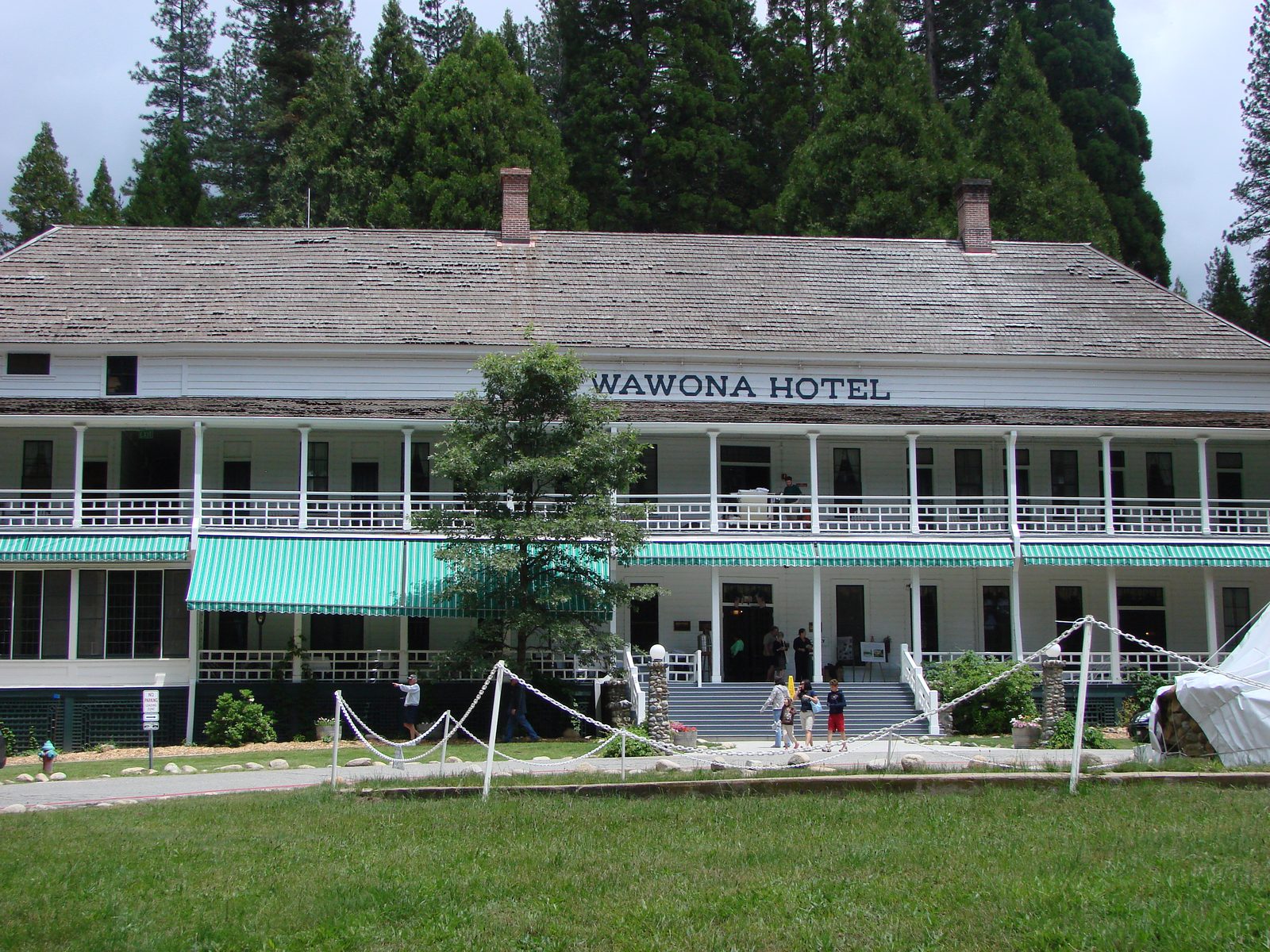 Passing the old Wawona Hotel on the way to Mariposa Grove