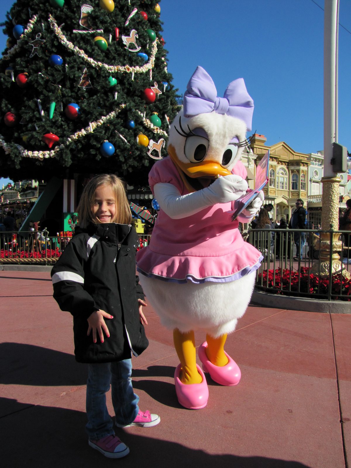 Lisa meets Daisy Duck by the tree