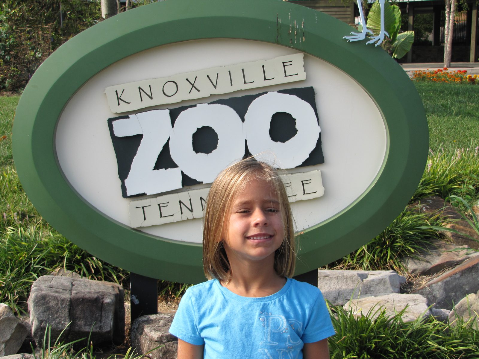 Lisa at the Zoo Knoxville sign
