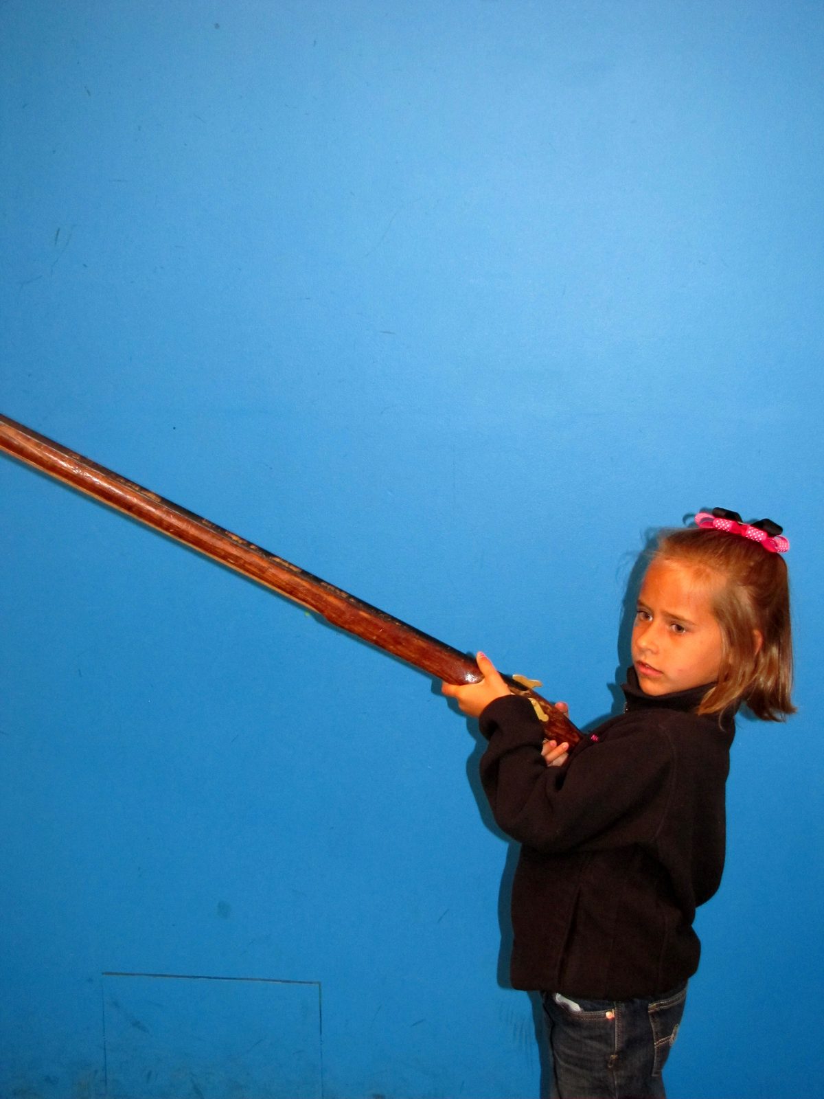 Lisa amazed by the blue screen and the gun
