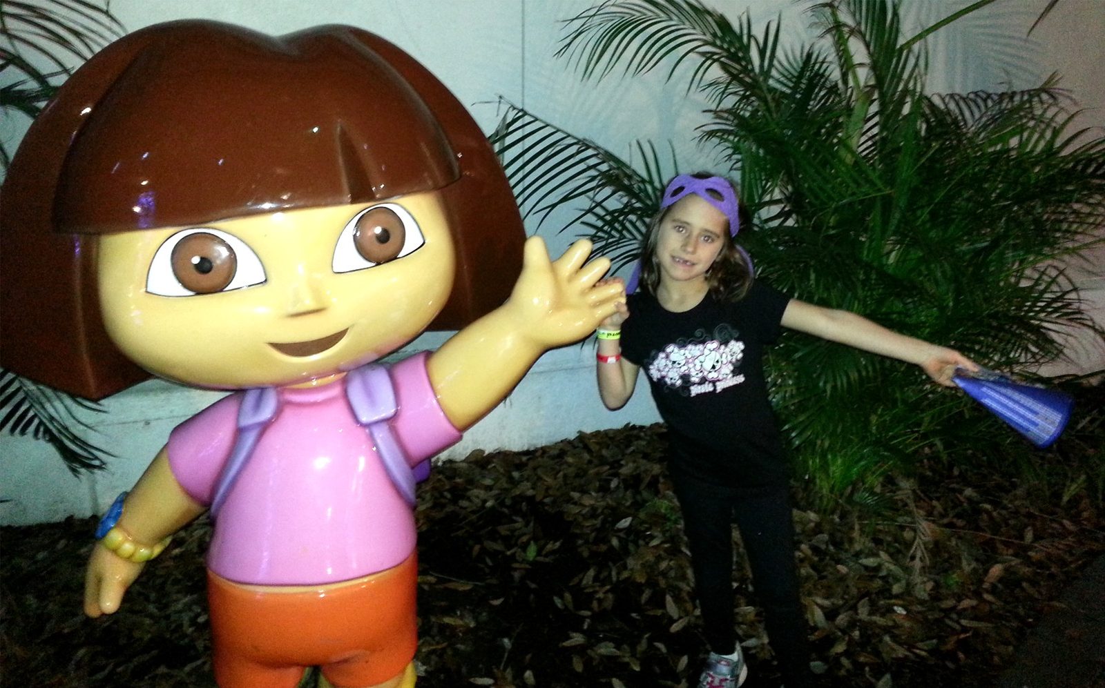Lisa with the Dora statue at the resort