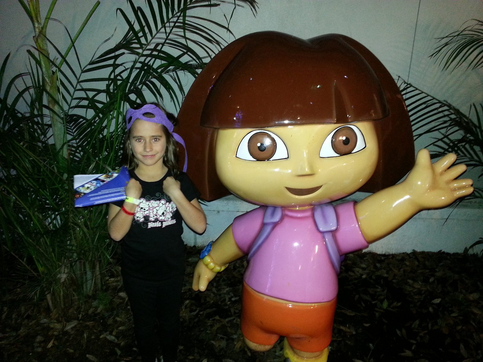 Lisa meets Dora after dark