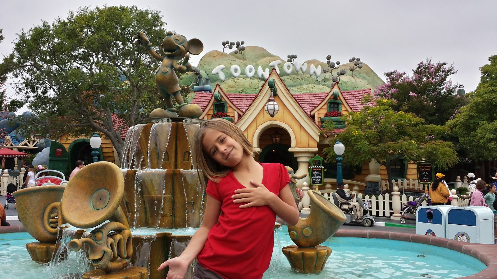 Lisa at the Toontown fountain