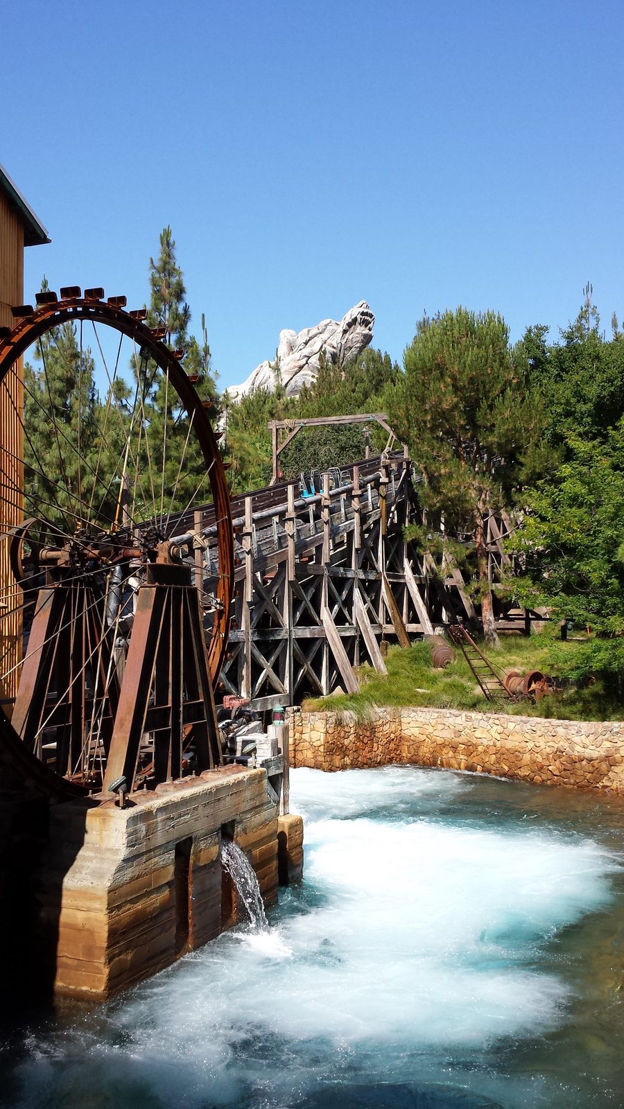 The waterwheel and rapids at Grizzly River Run