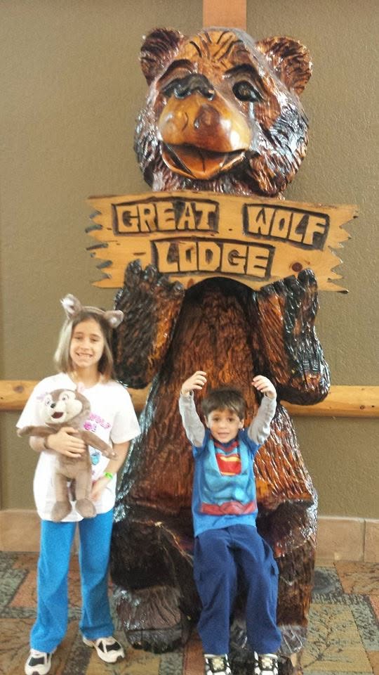 Lisa and Thomas with the carved bear at Great Wolf Lodge