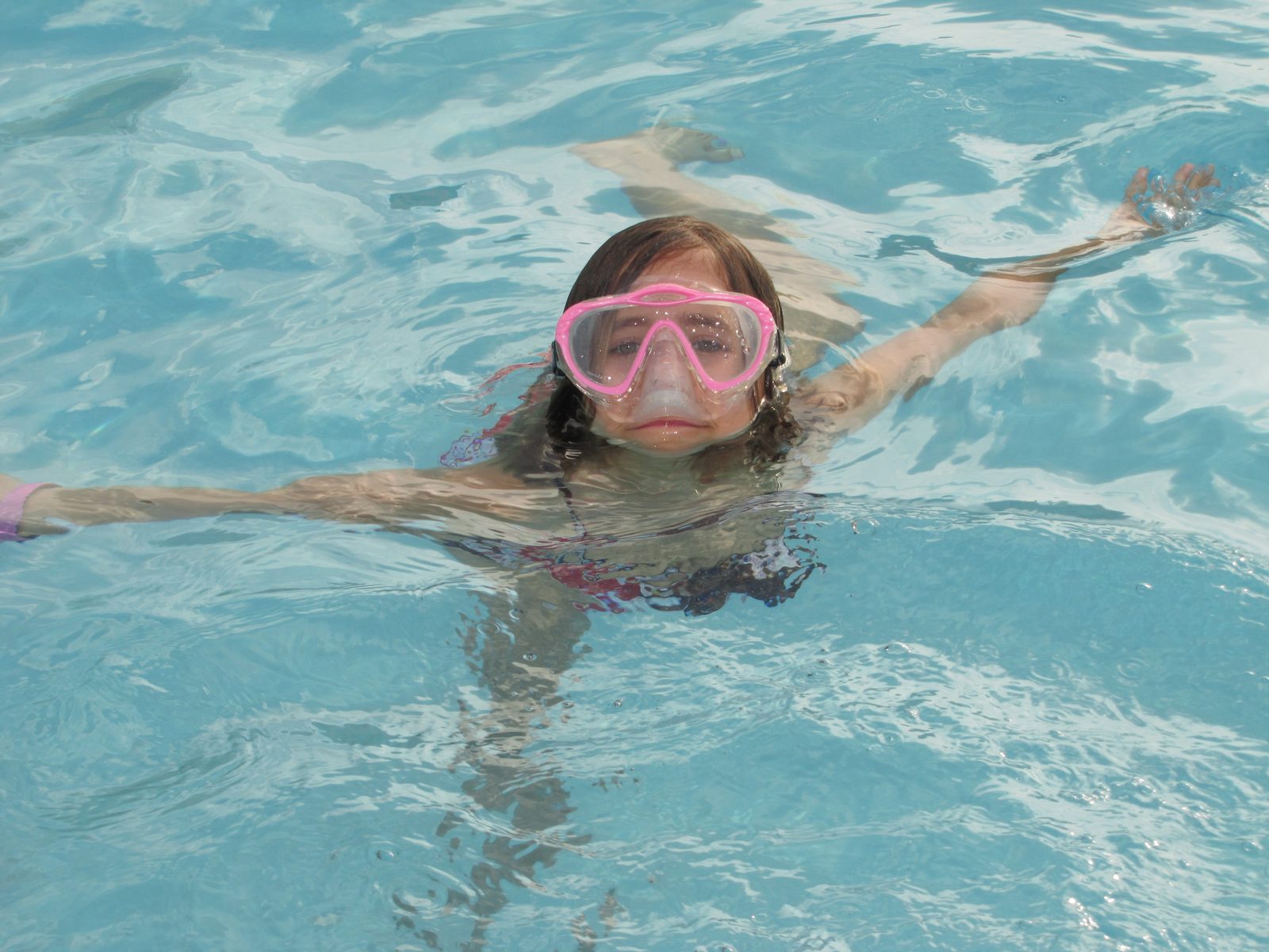 Lisa swimming in her pink goggles
