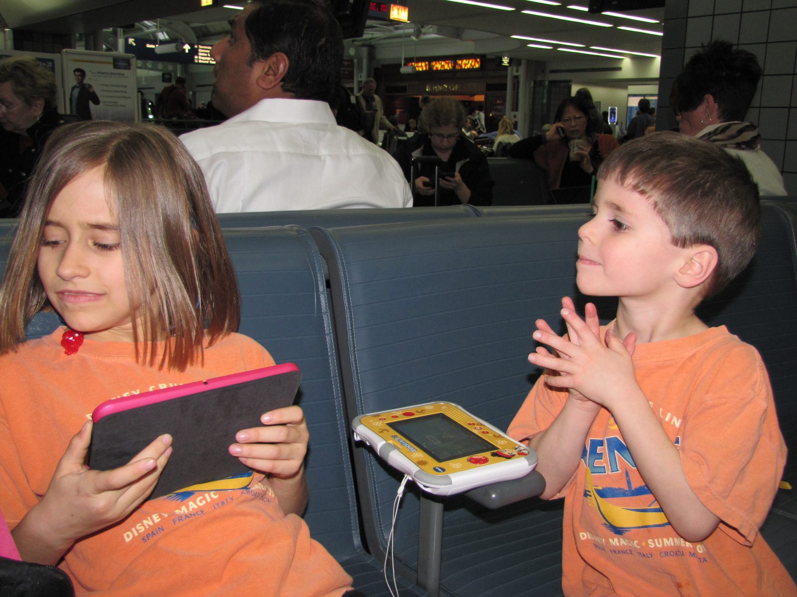 Thomas and Lisa waiting at the gate with their tablets
