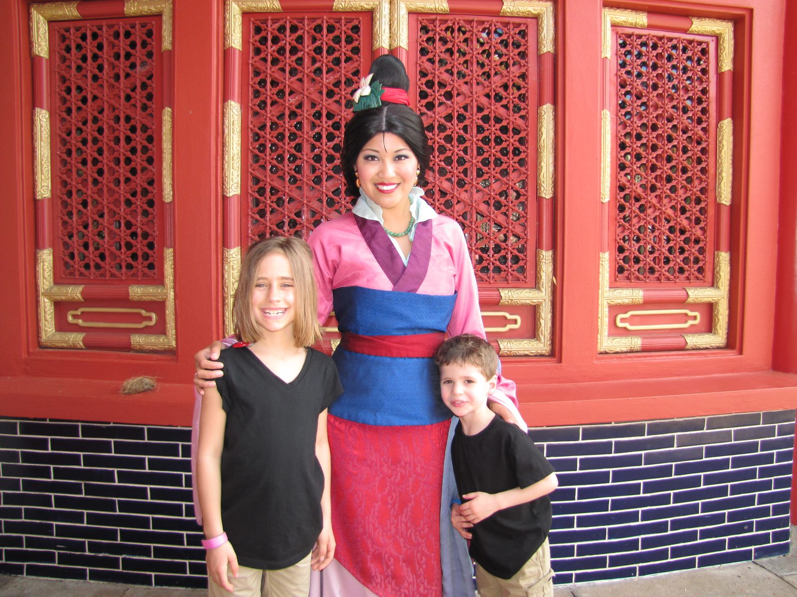 Lisa and Thomas meet Mulan in China