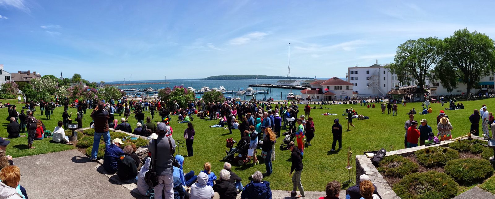 A crowd gathered on the fort's lawn