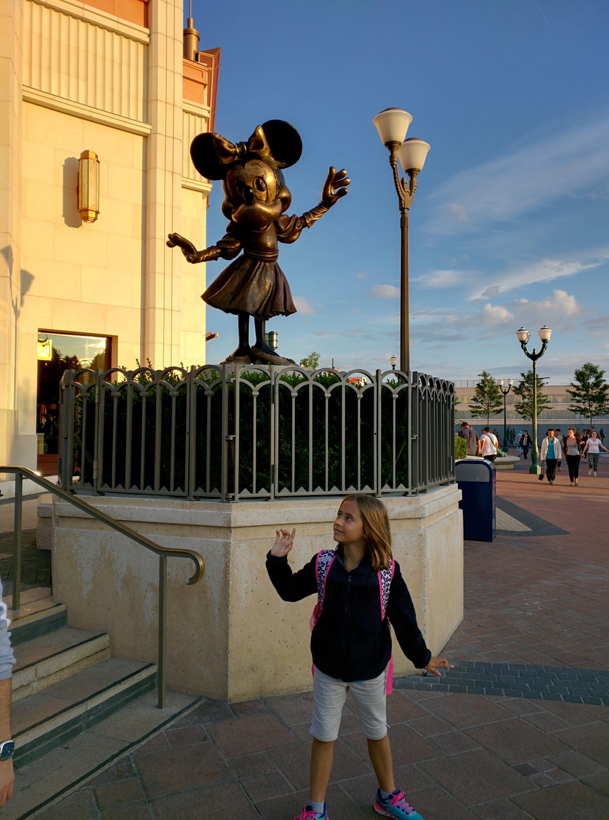 Lisa reaching up to Minnie's hand