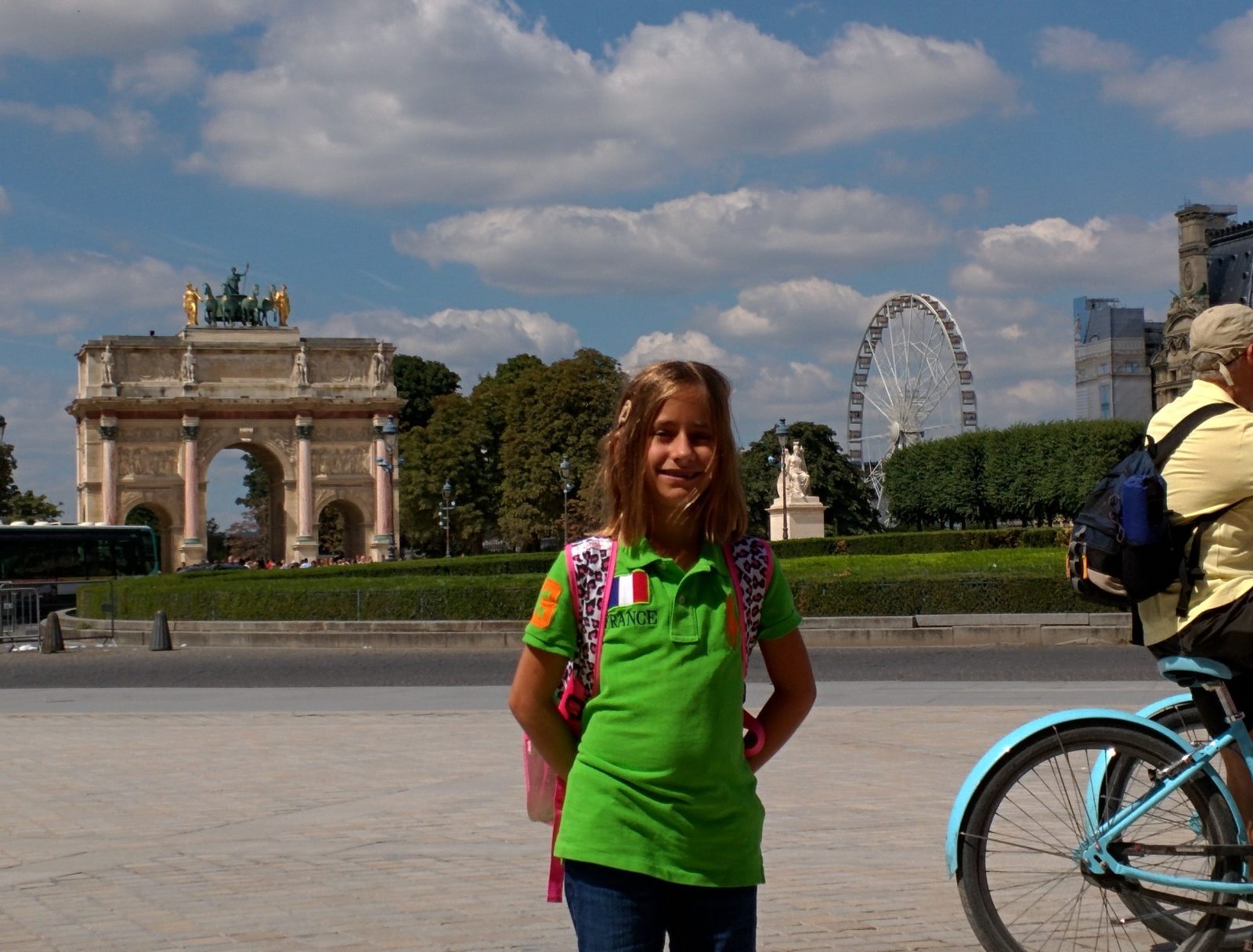 Lisa with the arch and the Ferris wheel behind