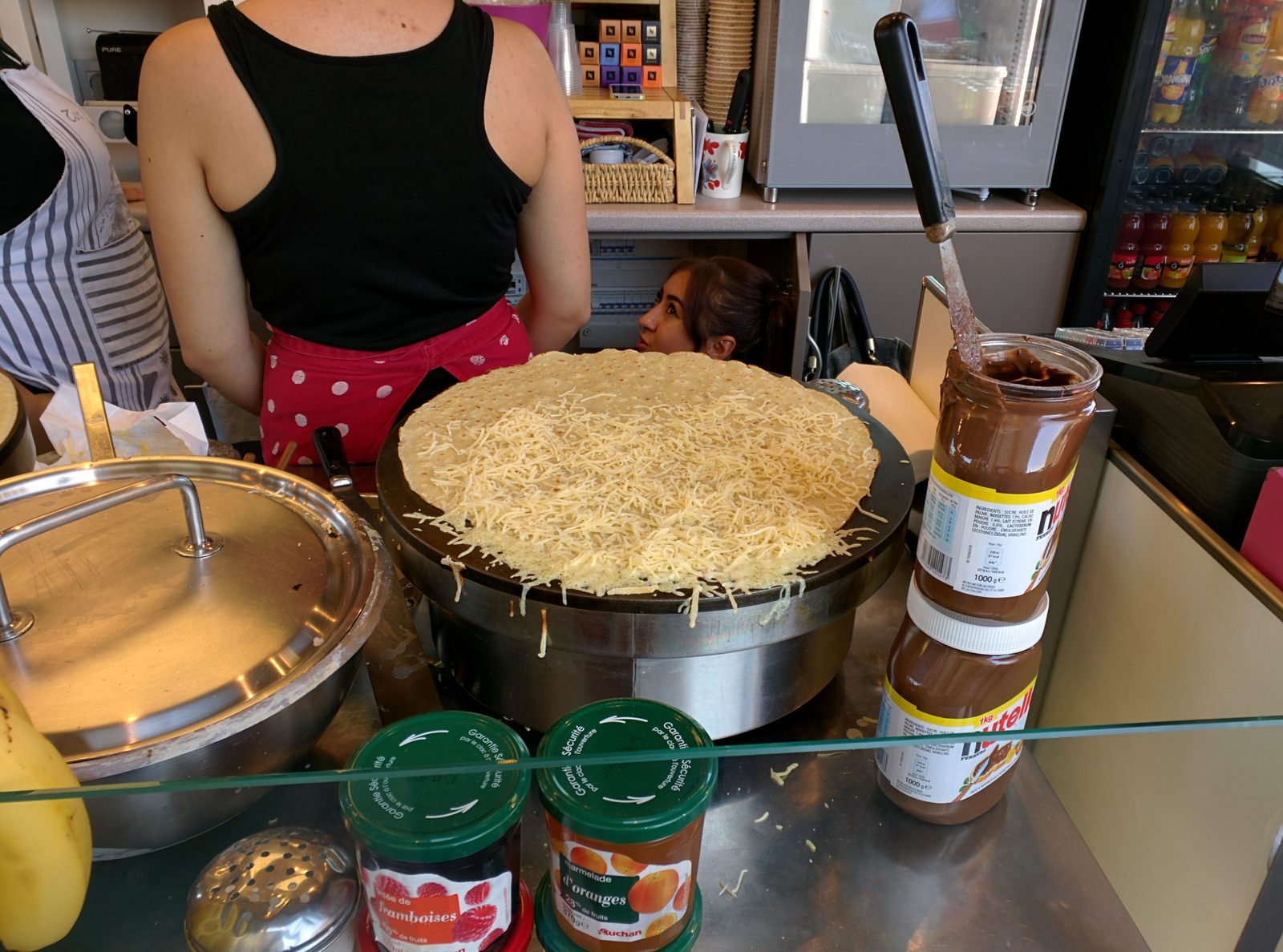 Lisa, do you want a crêpe with nutella? No, I want one with cheese. It smells good, I might have to try a little