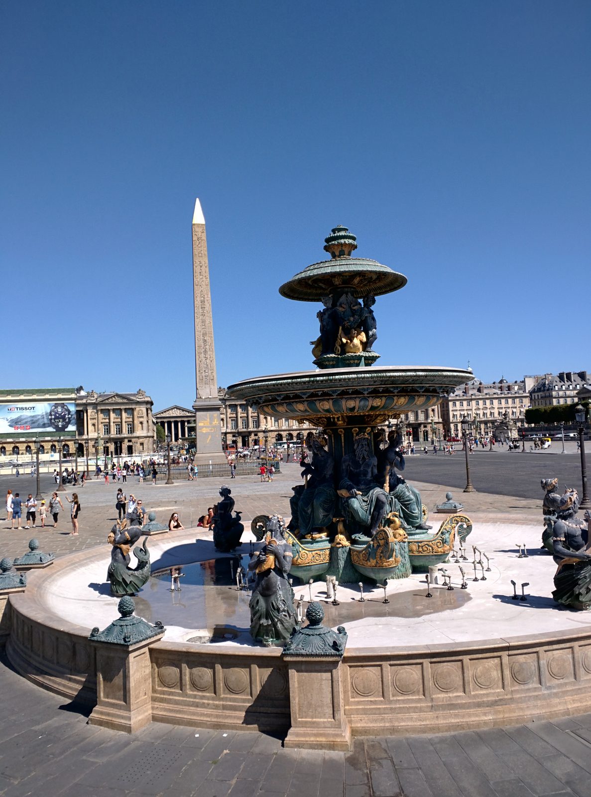The fountain and obelisk at Place de la Concorde