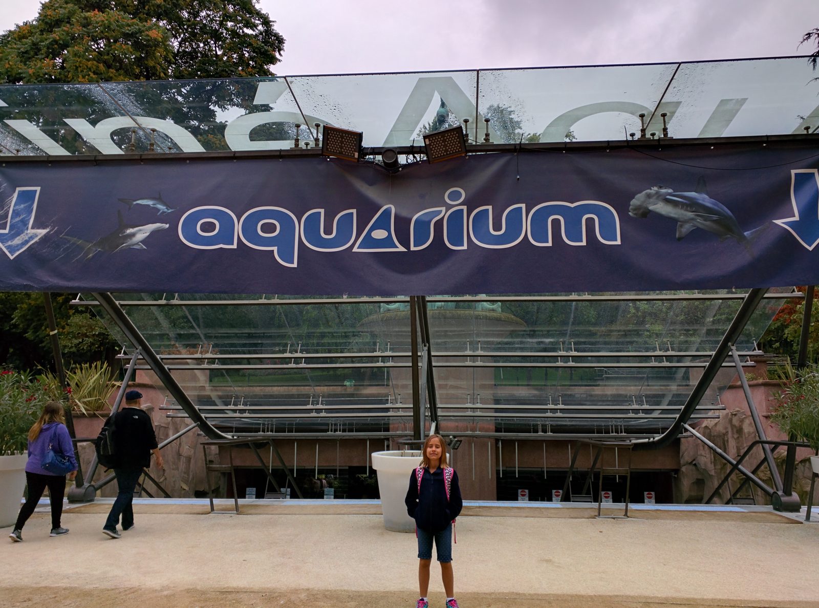 Lisa at the aquarium entrance