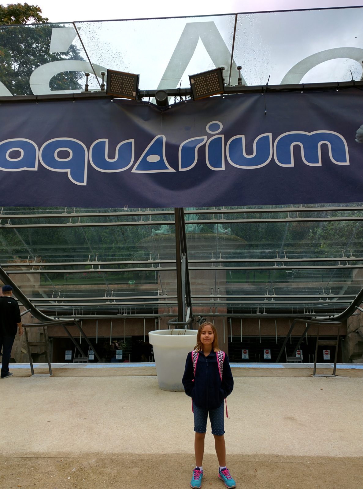 Lisa outside the Aquarium de Paris