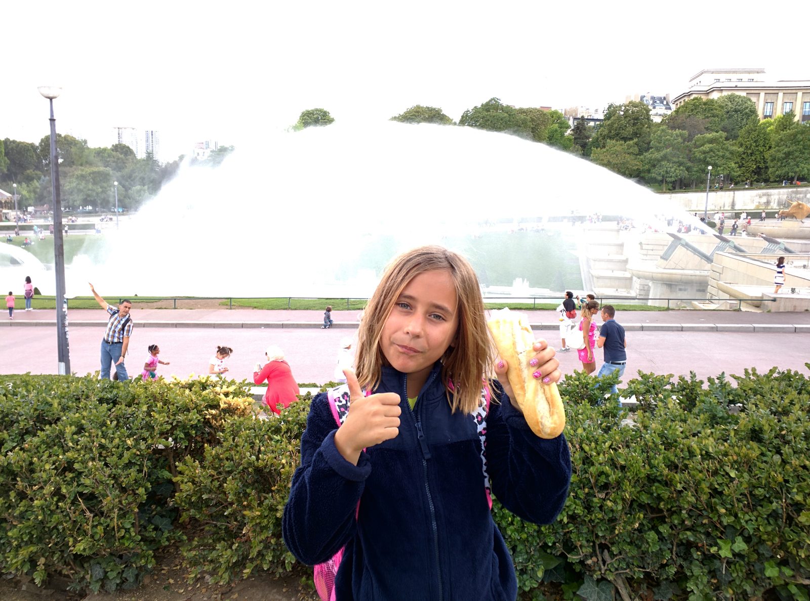 Lisa by the Trocadéro fountains, hot dog in hand