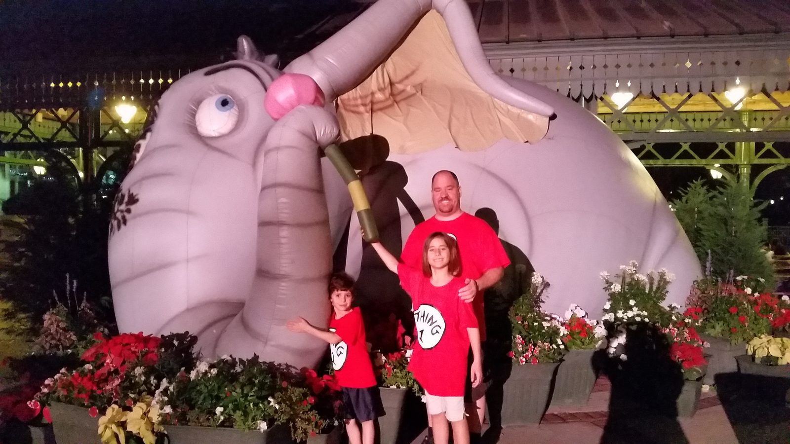 Thomas, Lisa and Michael with the big elephant balloon