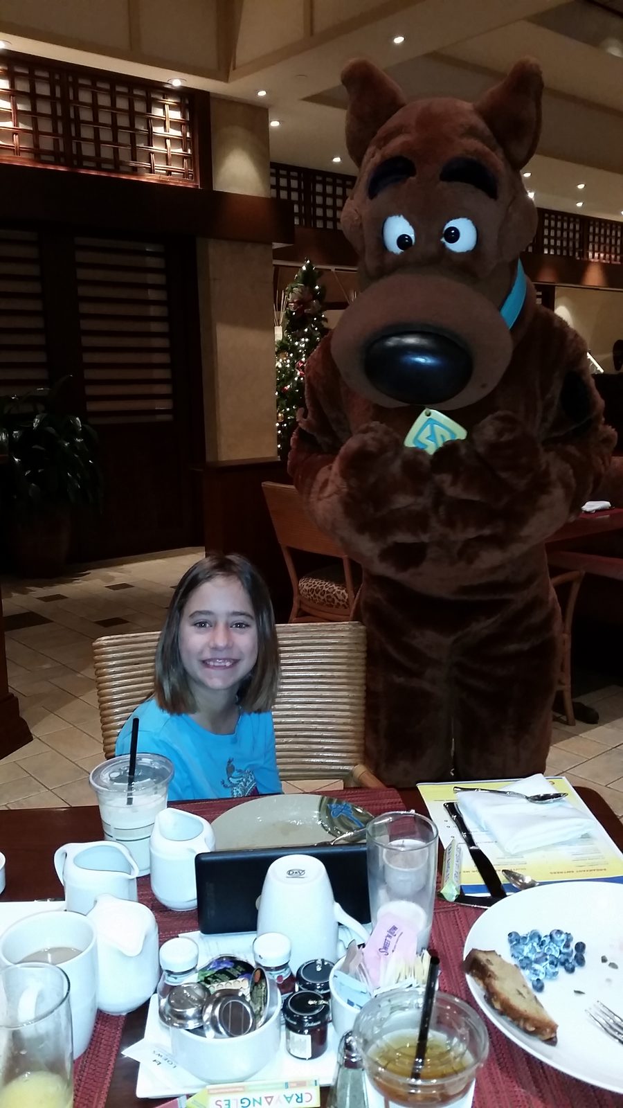 Lisa and Scooby-Doo at character breakfast