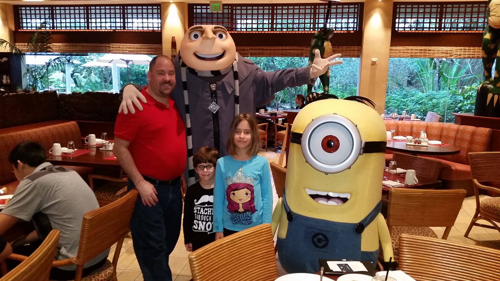 Michael, Gru, Thomas, Lisa and a Minion at character breakfast