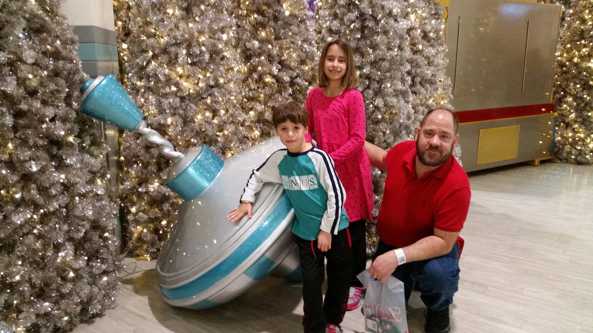 Thomas, Lisa and Michael with the giant Christmas top