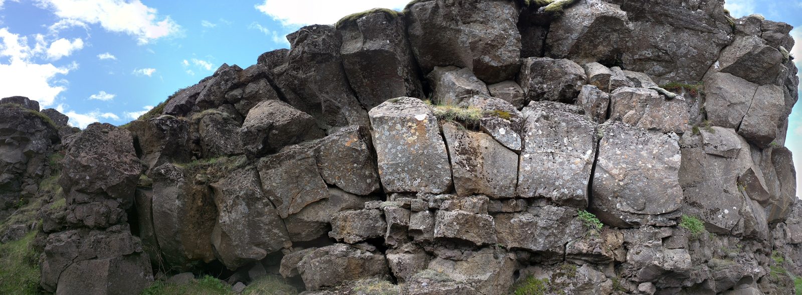 The lava rock wall at Þingvellir