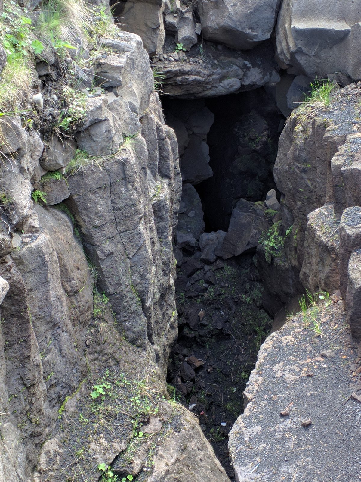 A fissure in the rock at Þingvellir