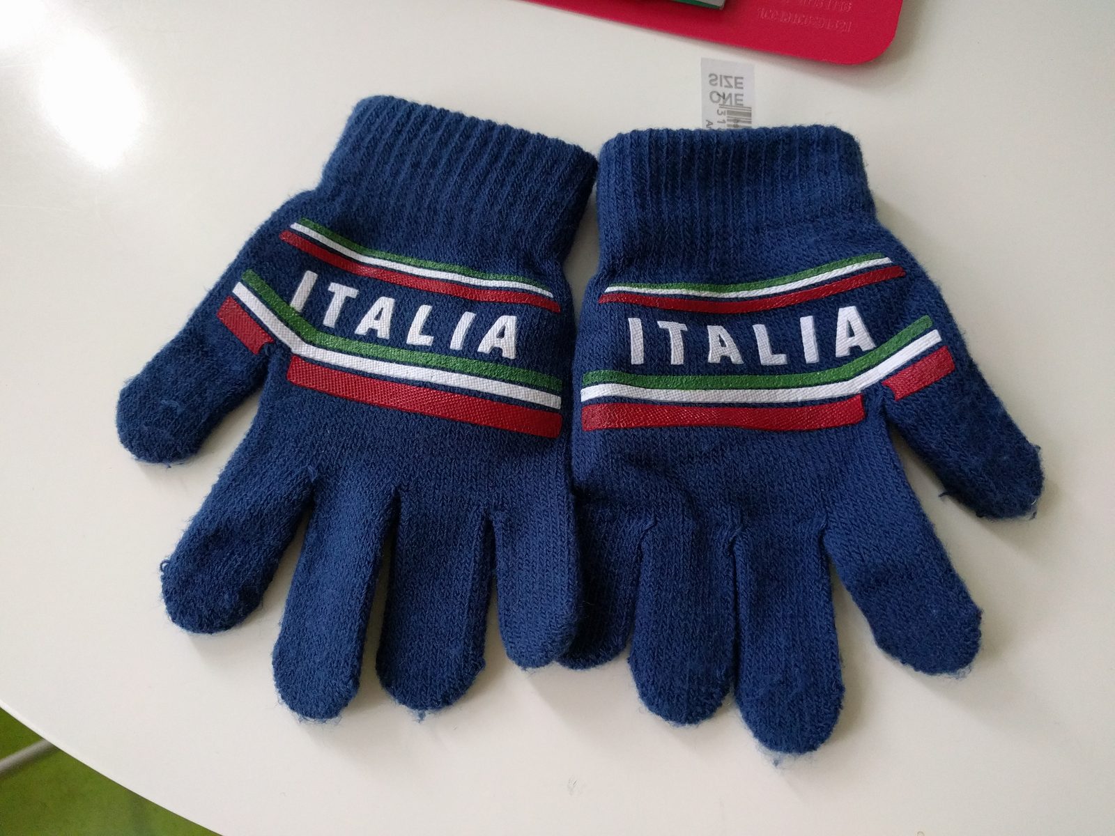 The Italia gloves from the Reykjavik grocery store