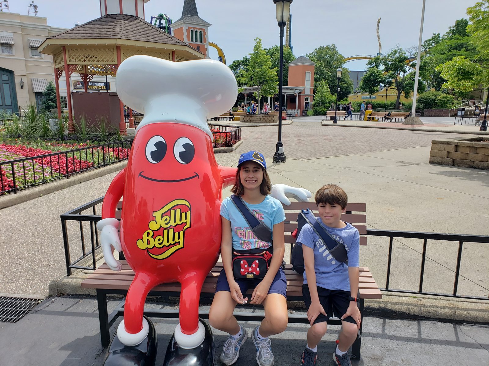 Lisa and Thomas with the Jelly Belly mascot