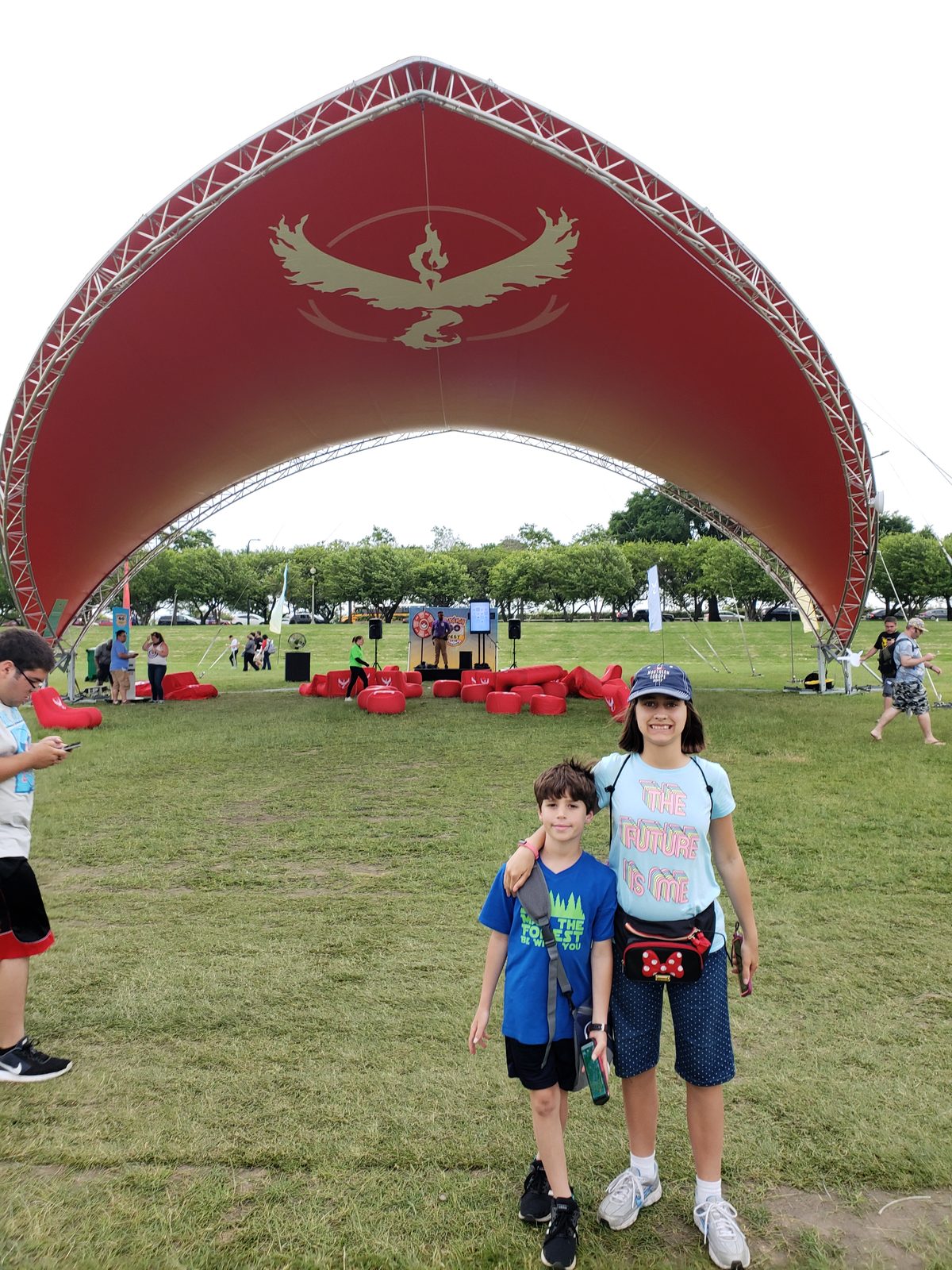 Lisa and Thomas under the Team Valor arch